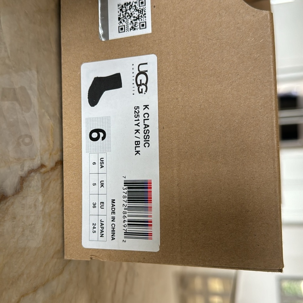 UGG, classic boots, size 6, black - Picture 3 of 3